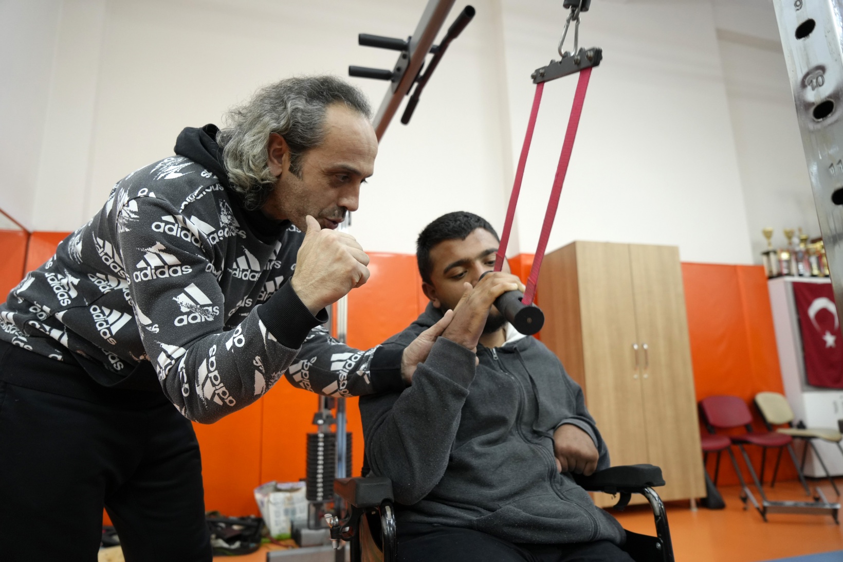 Tek koluyla bütün engellerin bileğini büktü 4