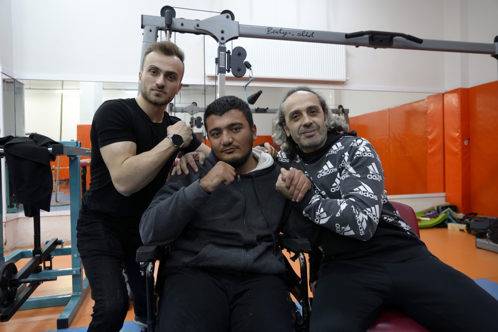 Tek koluyla bütün engellerin bileğini büktü 5