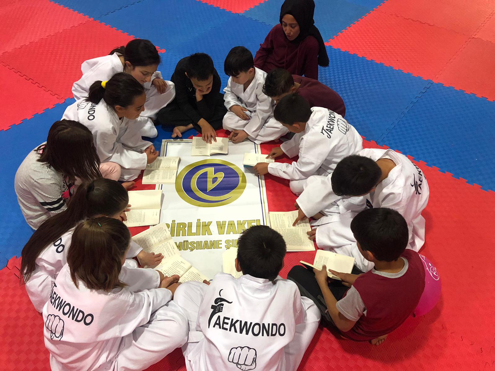 Birlik Vakfı spor yaptırırken kitap okutturuyor 10