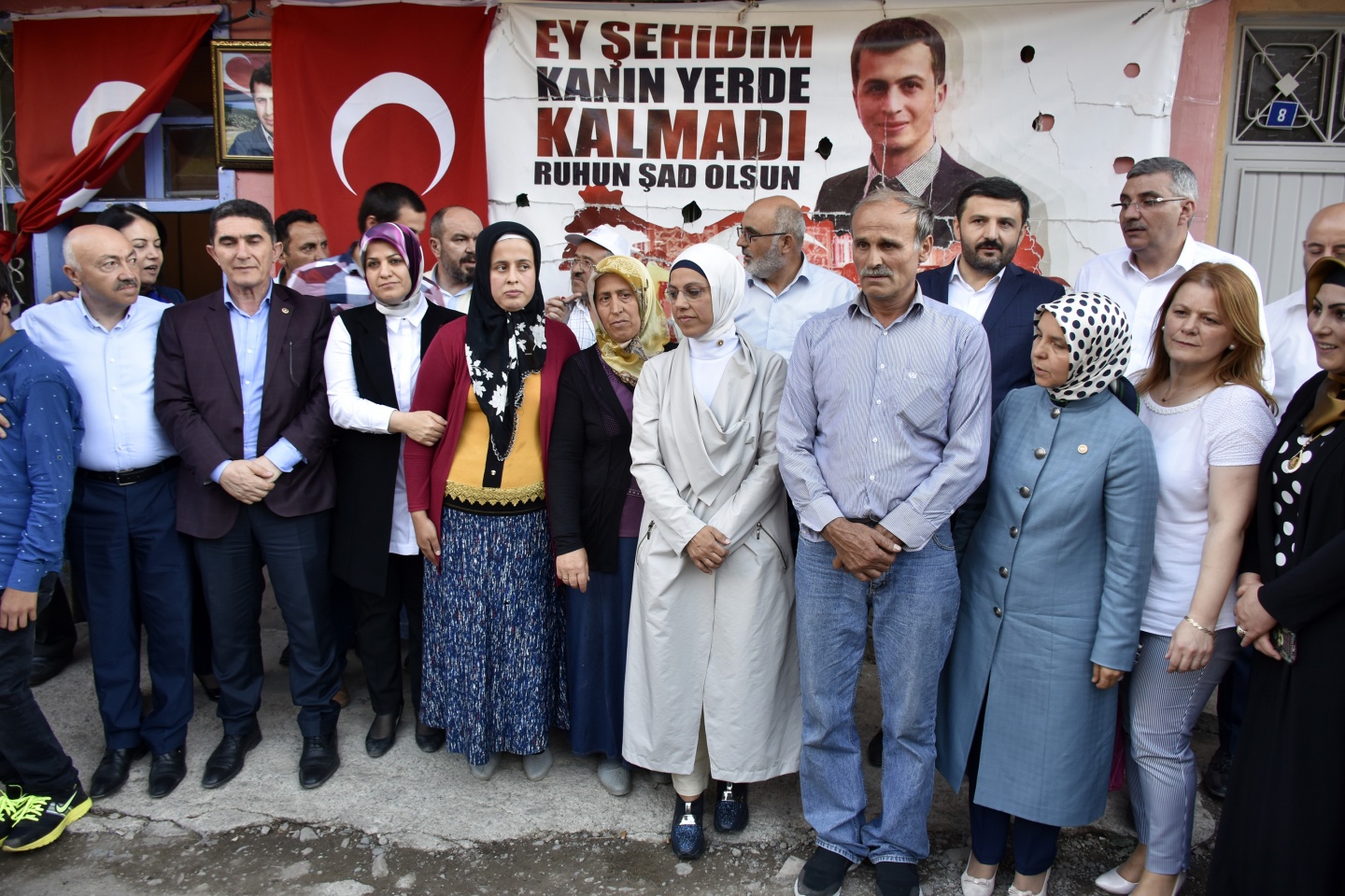 AK Parti heyetinden şehit öğretmenin ailesine bayram ziyareti 10