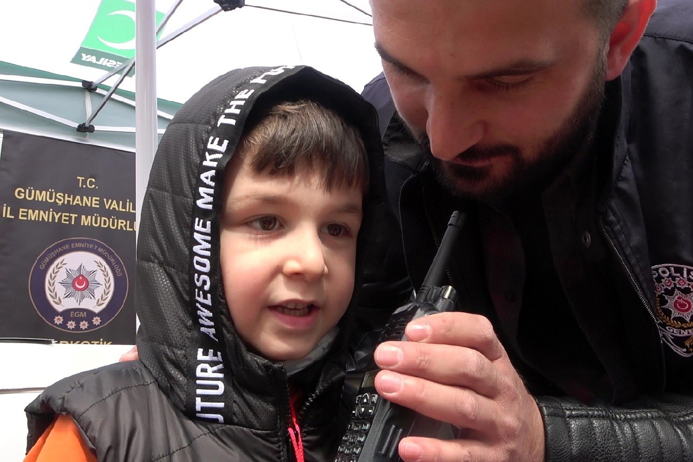 Çocuklar telsizden şeker istedi, polisler getirdi 1