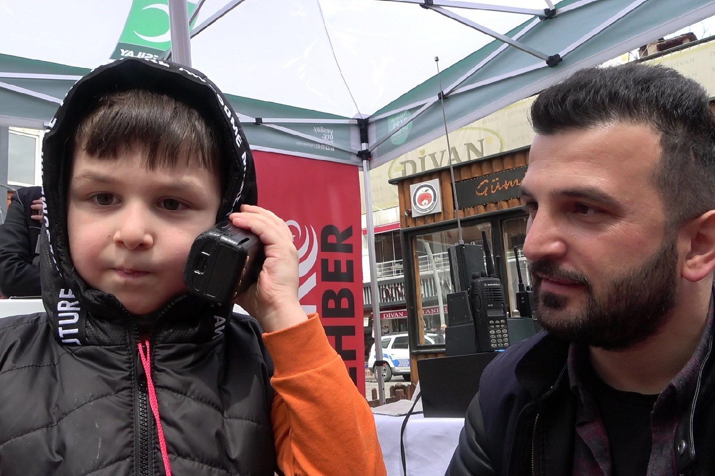 Çocuklar telsizden şeker istedi, polisler getirdi 3