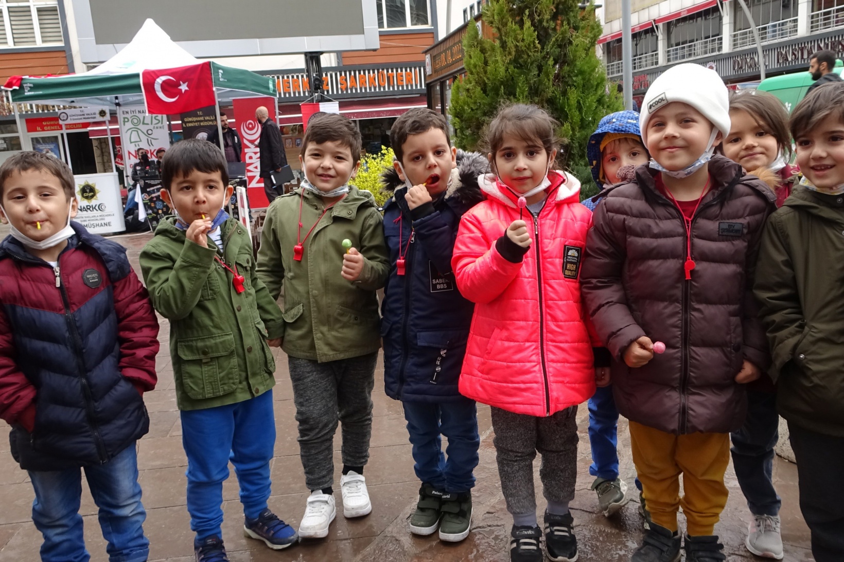 Çocuklar telsizden şeker istedi, polisler getirdi 5