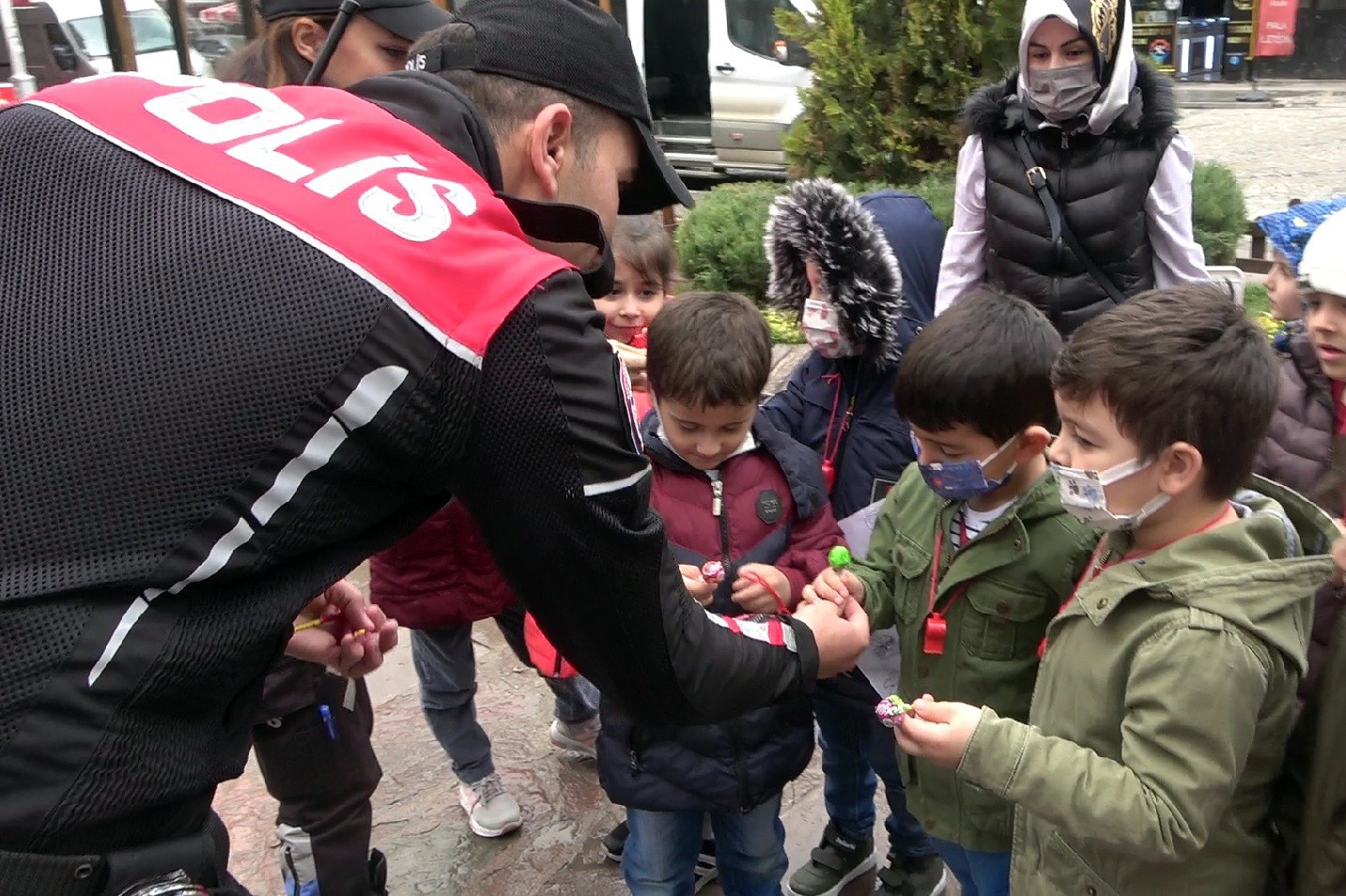 Çocuklar telsizden şeker istedi, polisler getirdi 6