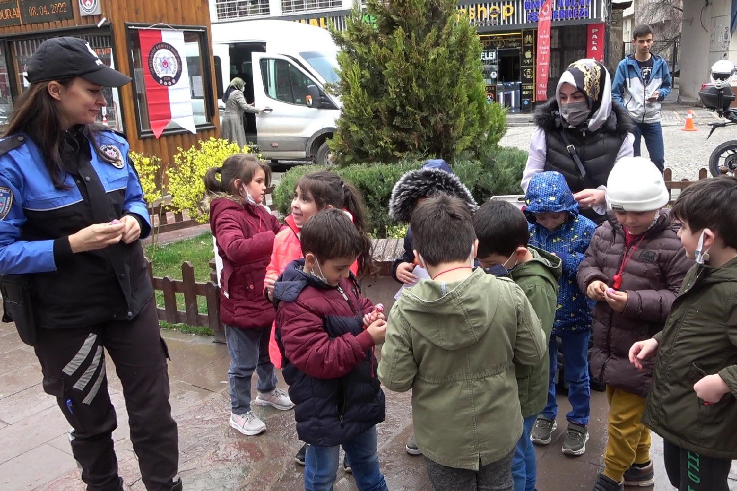 Çocuklar telsizden şeker istedi, polisler getirdi 7