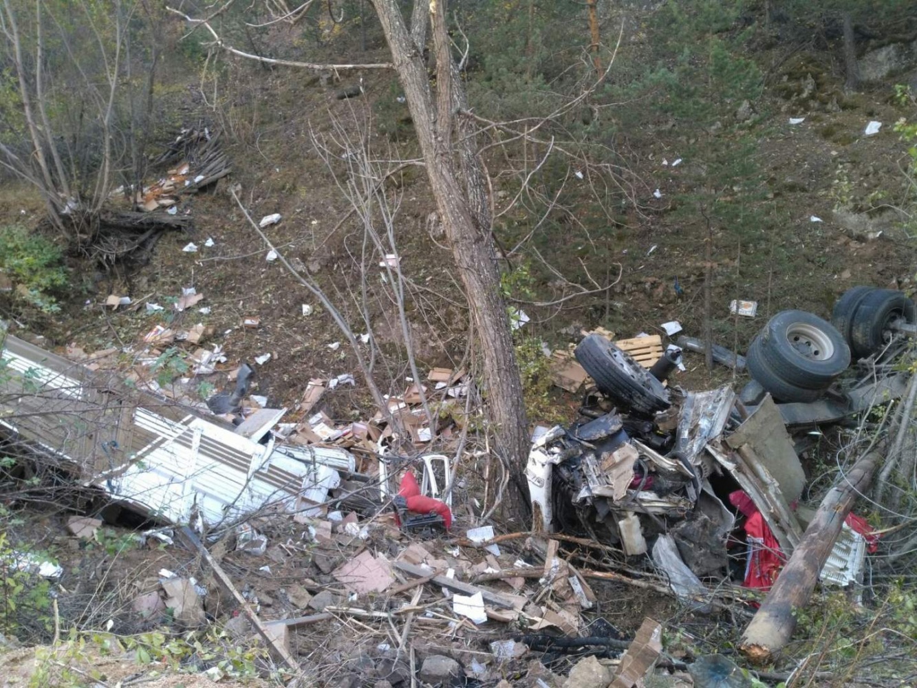 Tersun dağında meyve yüklü tır yuvarlandı: 1 ölü, 1 yaralı 7