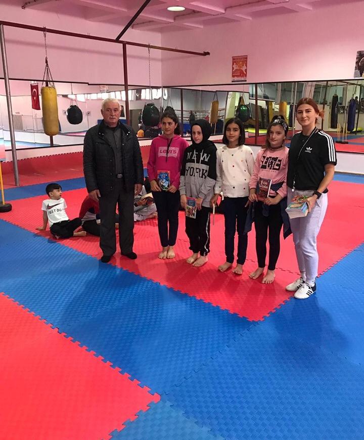 Birlik Vakfı spor yaptırırken kitap okutturuyor 9