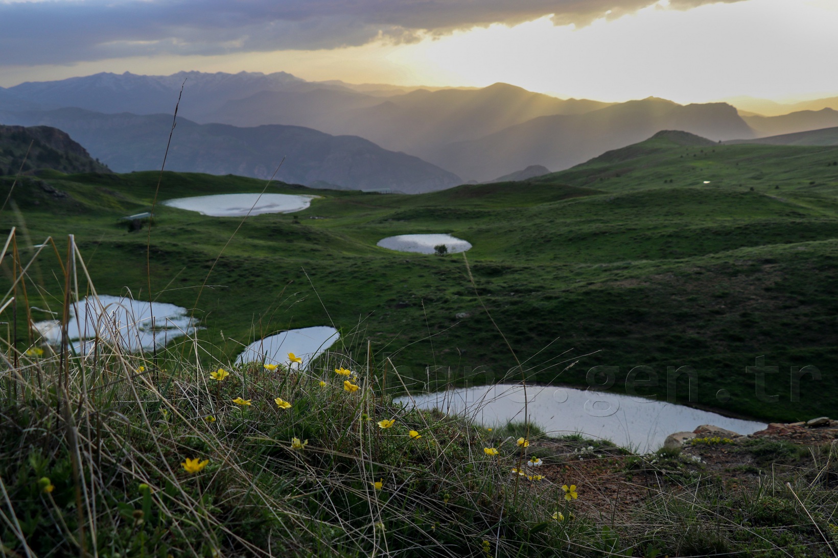 İmparatorlukların sessiz tanığı Dipsiz Gölde bahar güzelliği 8