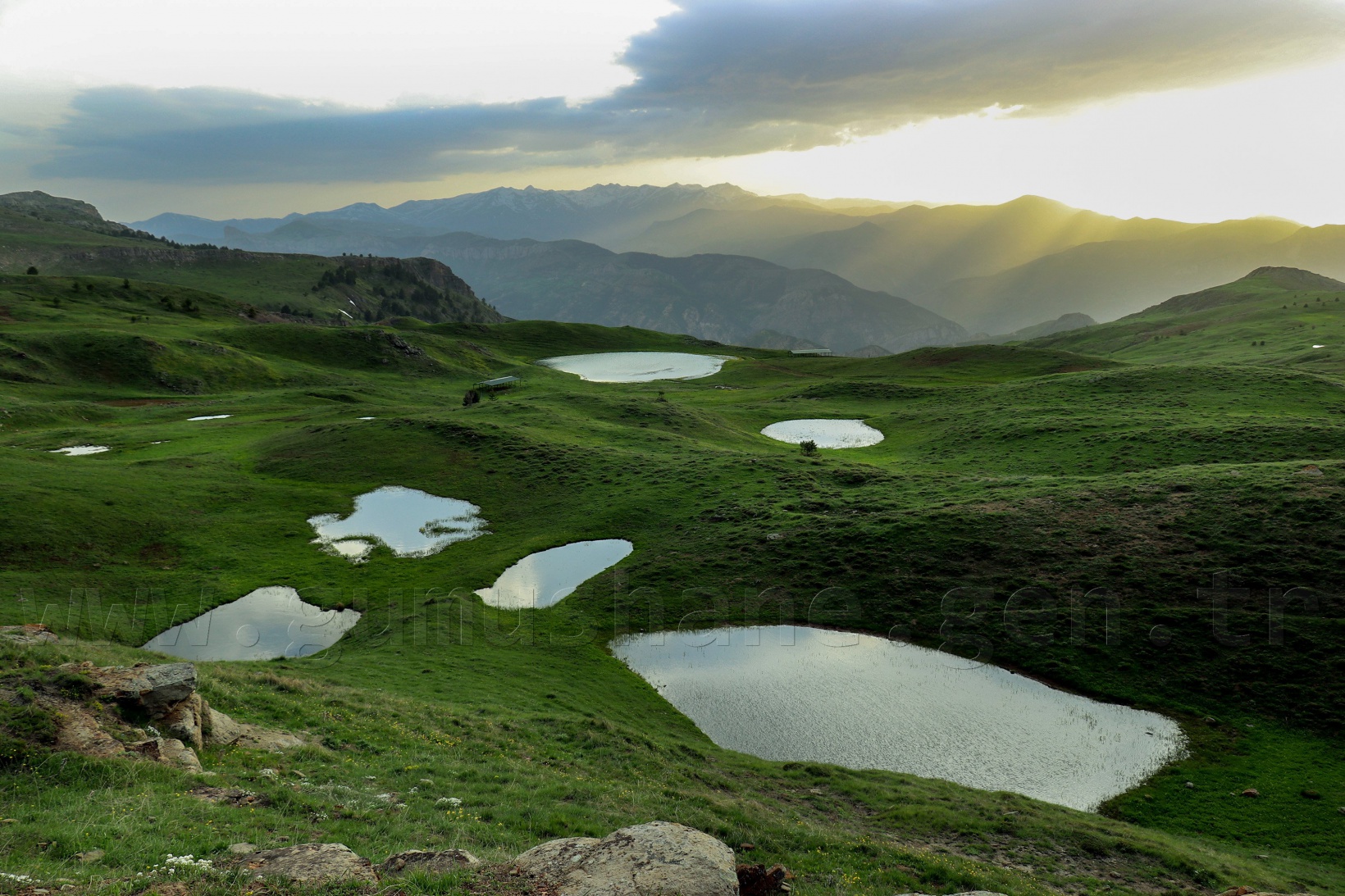 İmparatorlukların sessiz tanığı Dipsiz Gölde bahar güzelliği 11