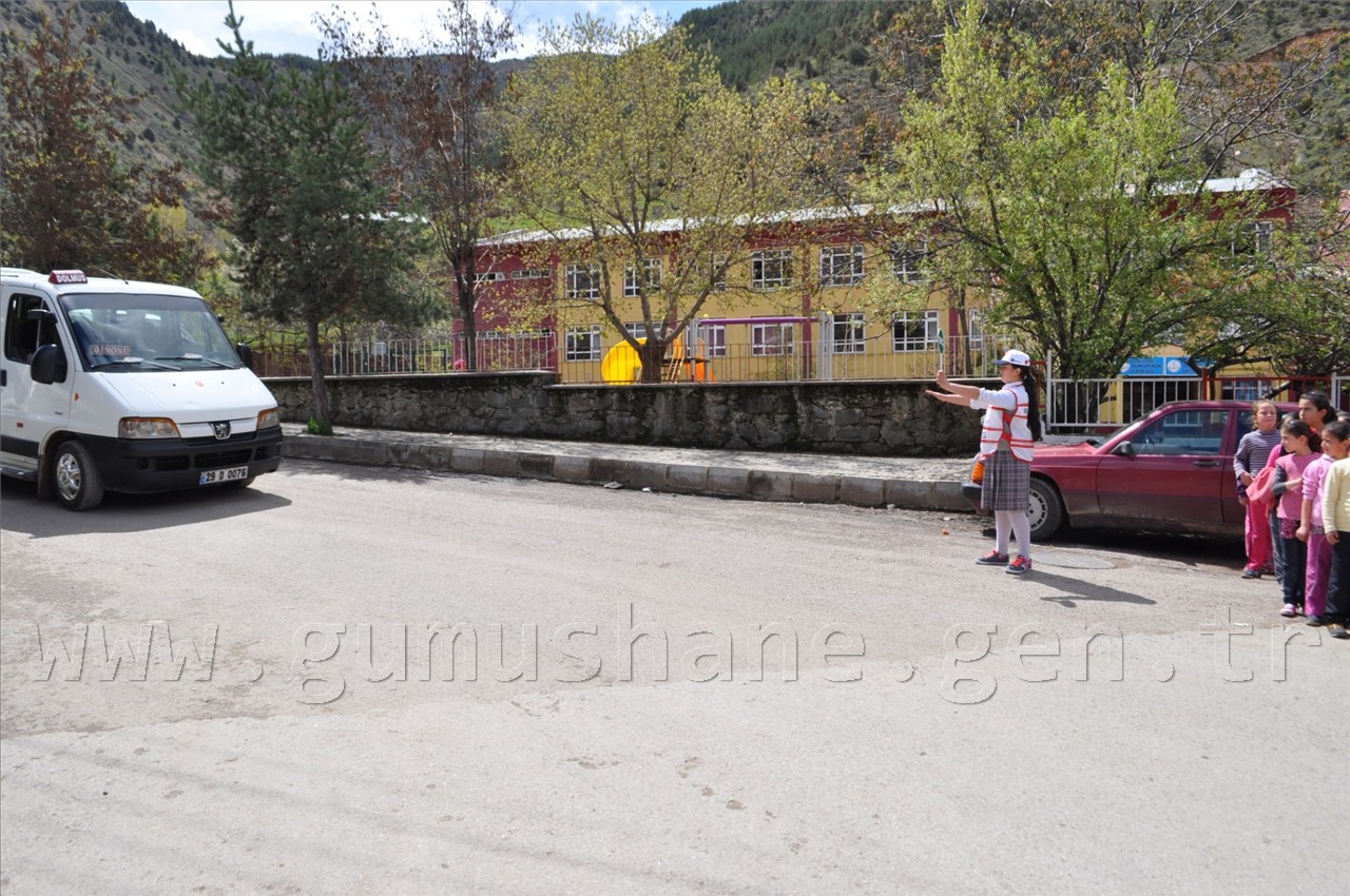 Gümüşhane Emniyeti Öğrencileri Bilgilendirdi 9