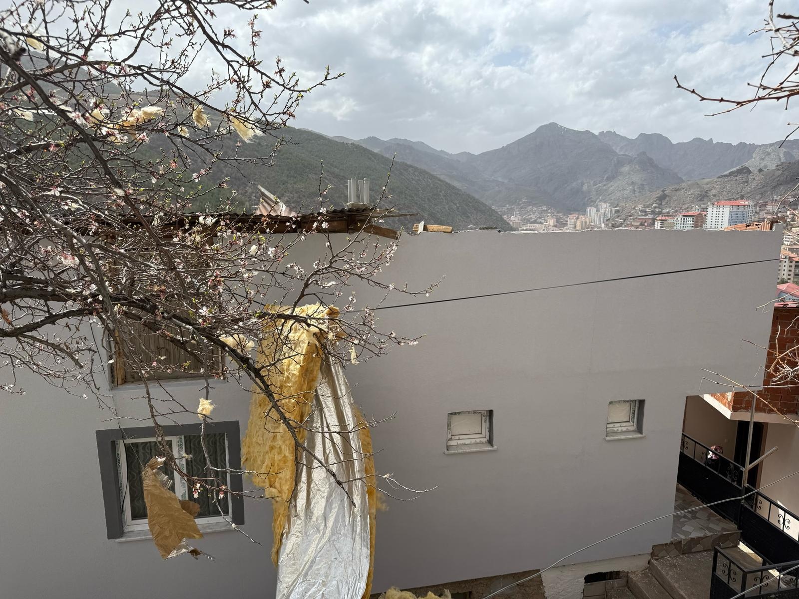 Fırtına 20 çatıyı yıktı 4