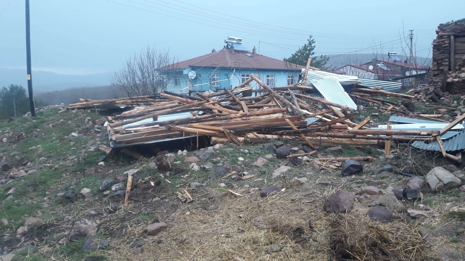 Fırtına 20 çatıyı yıktı 2