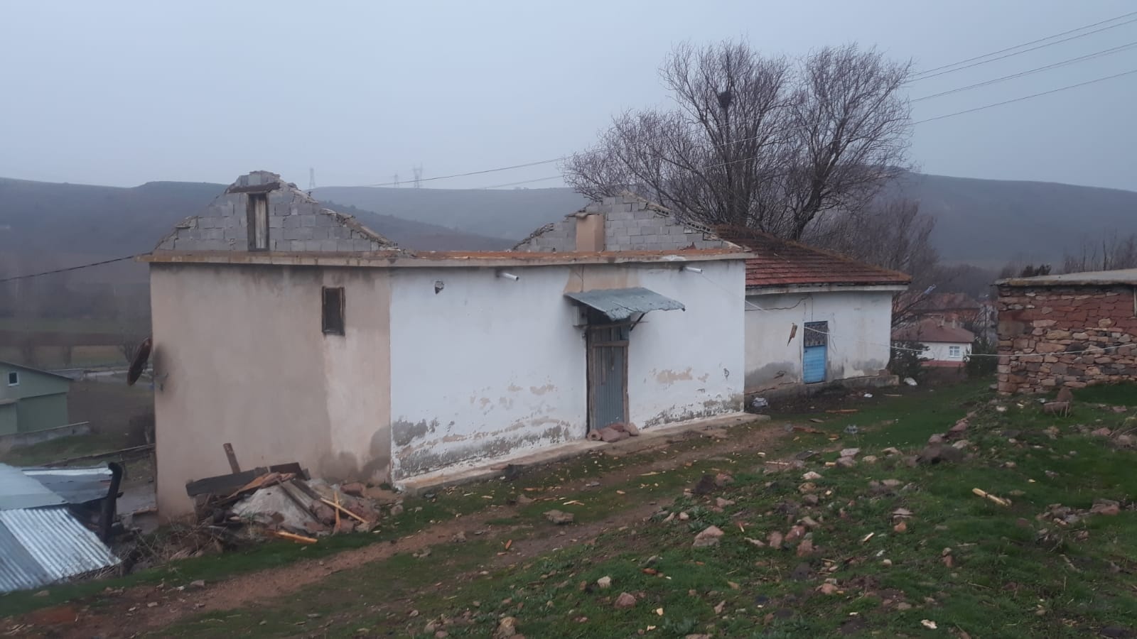 Fırtına 20 çatıyı yıktı 1