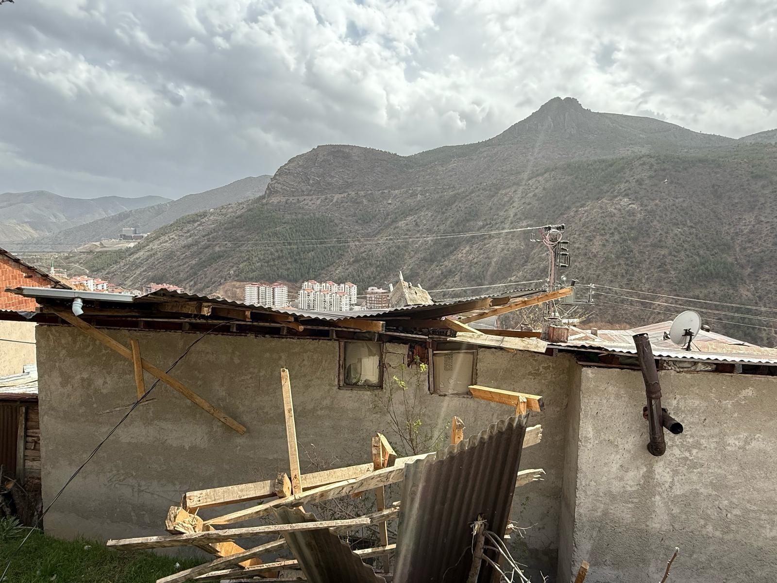 Fırtına 20 çatıyı yıktı 3