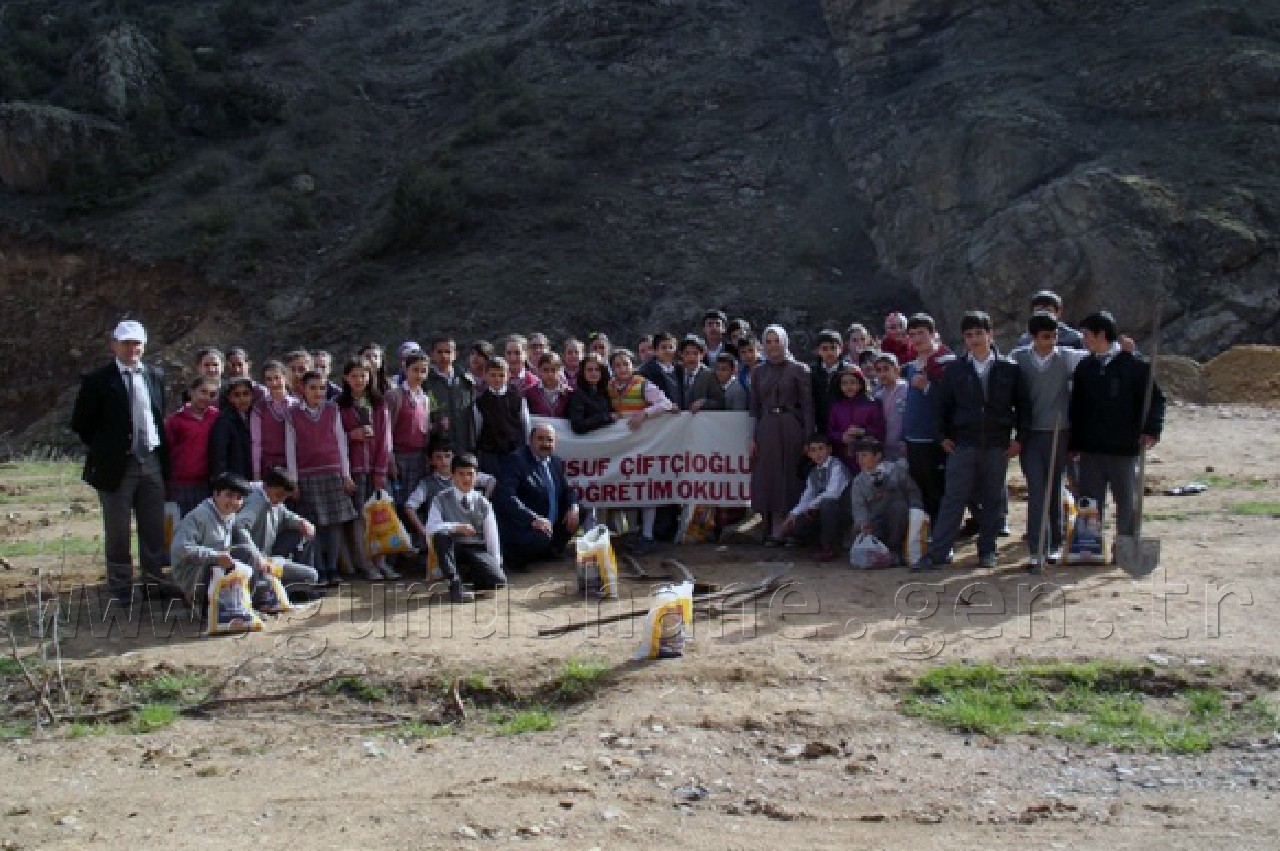 Minik Eller Fidanları Toprakla Buluşturdu 1