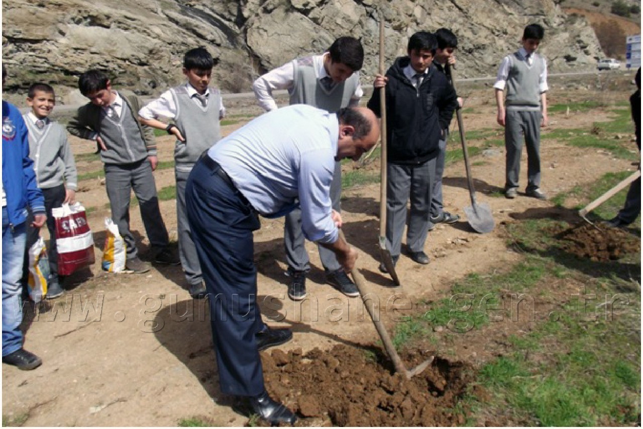 Minik Eller Fidanları Toprakla Buluşturdu 2