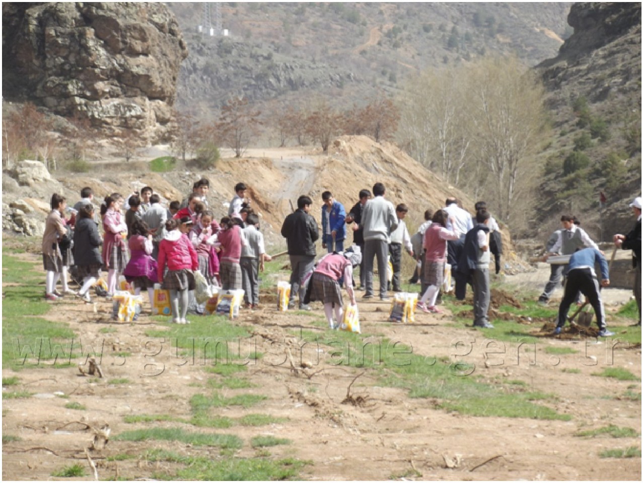 Minik Eller Fidanları Toprakla Buluşturdu 3