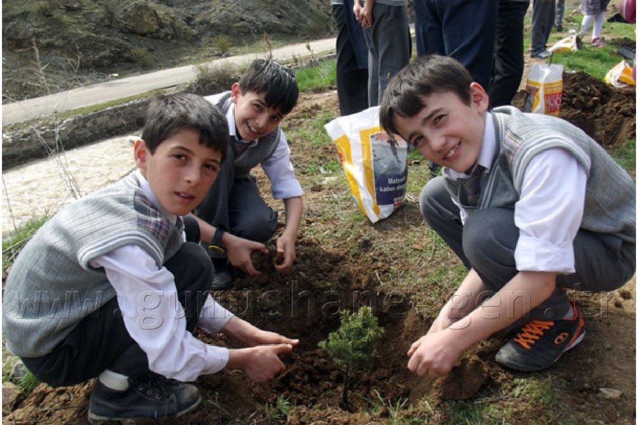 Minik Eller Fidanları Toprakla Buluşturdu 4