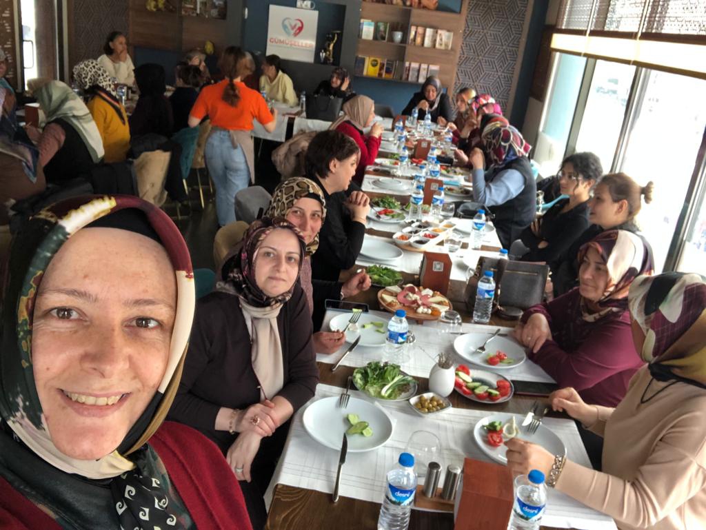 İYİ Partili kadınlar depremzede kadınlarla kahvaltıda buluştu 2