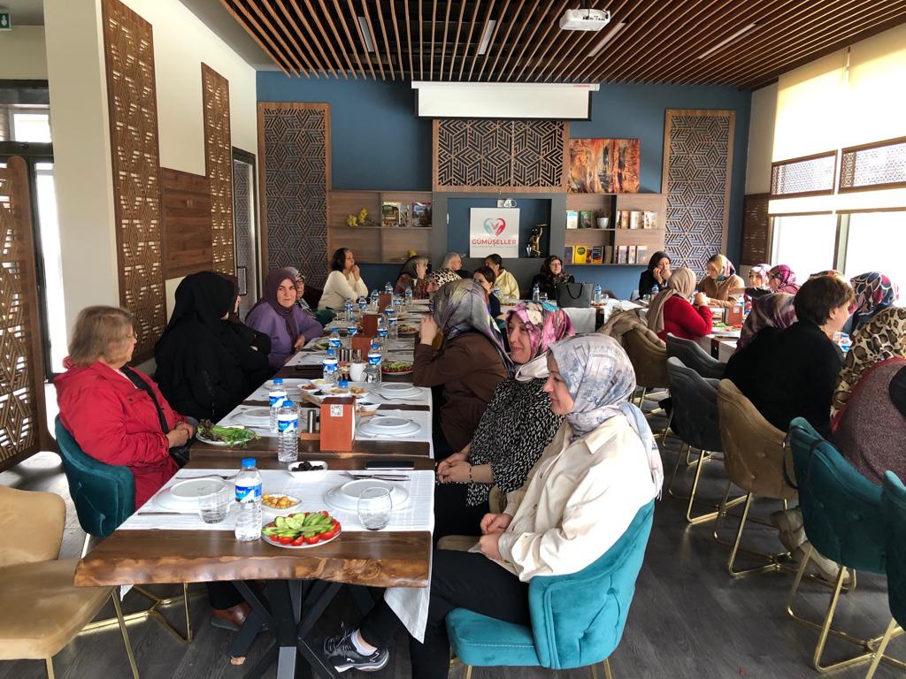 İYİ Partili kadınlar depremzede kadınlarla kahvaltıda buluştu 4