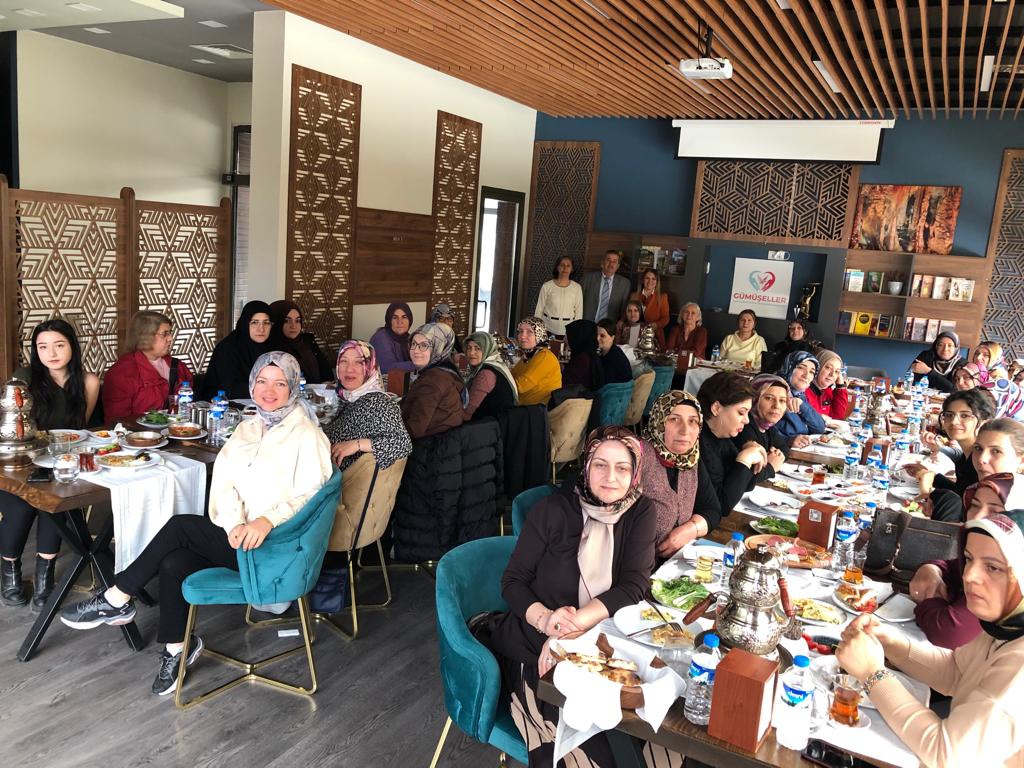 İYİ Partili kadınlar depremzede kadınlarla kahvaltıda buluştu 3