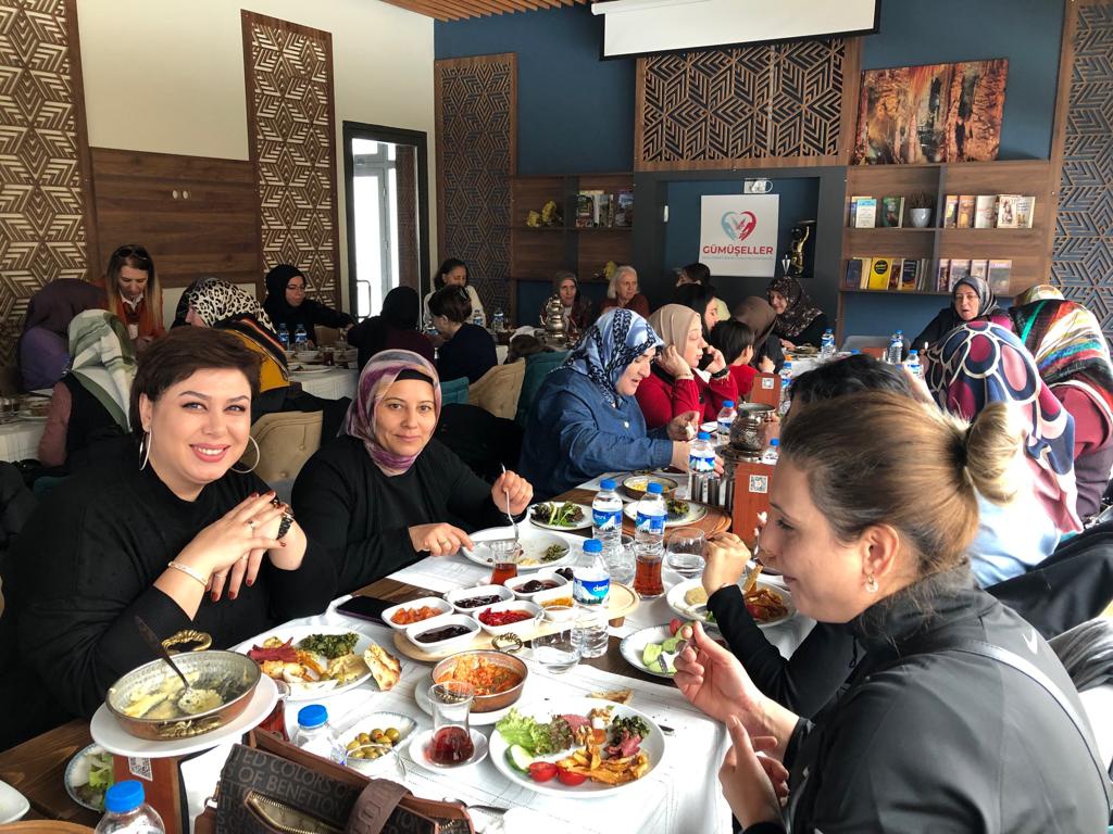 İYİ Partili kadınlar depremzede kadınlarla kahvaltıda buluştu 1