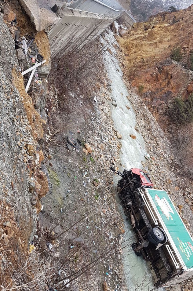 Köpeğe çarpmamak için manevra yapan kamyon dereye uçtu: 2 yaralı 5