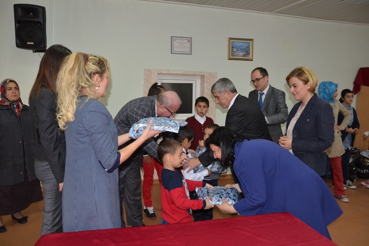 Emine Erdoğan'dan Gümüşhaneli Çocuklara Hediye 12