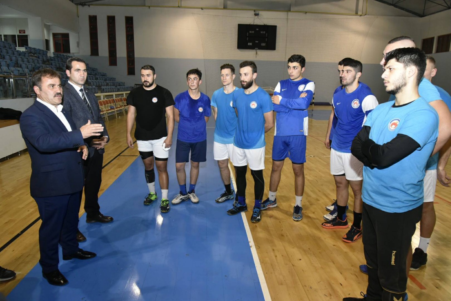 Başkan Çimen'den hentbol takımına ziyaret 1