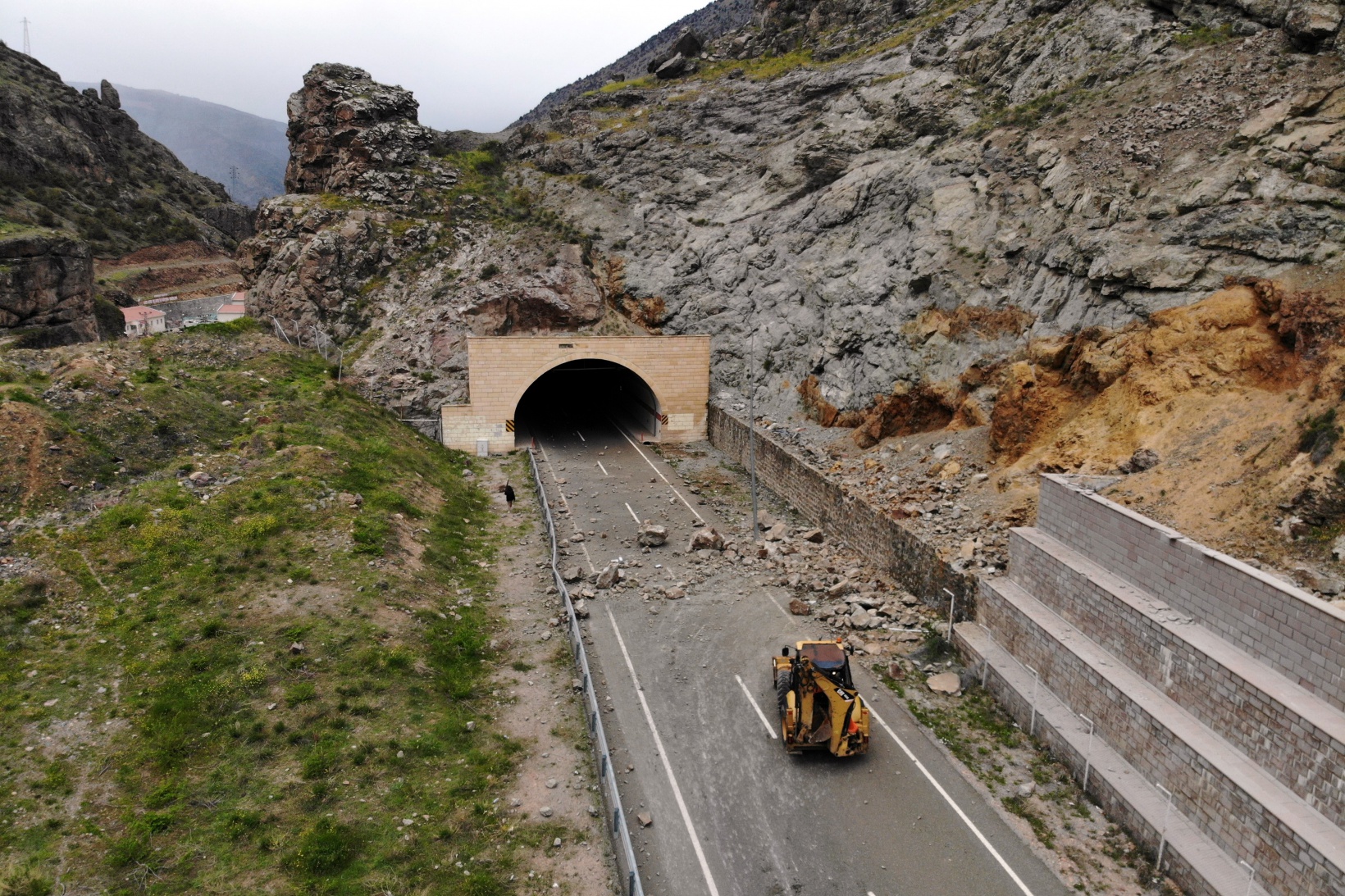 Dev kayalar karayolunu ulaşıma kapattı 4