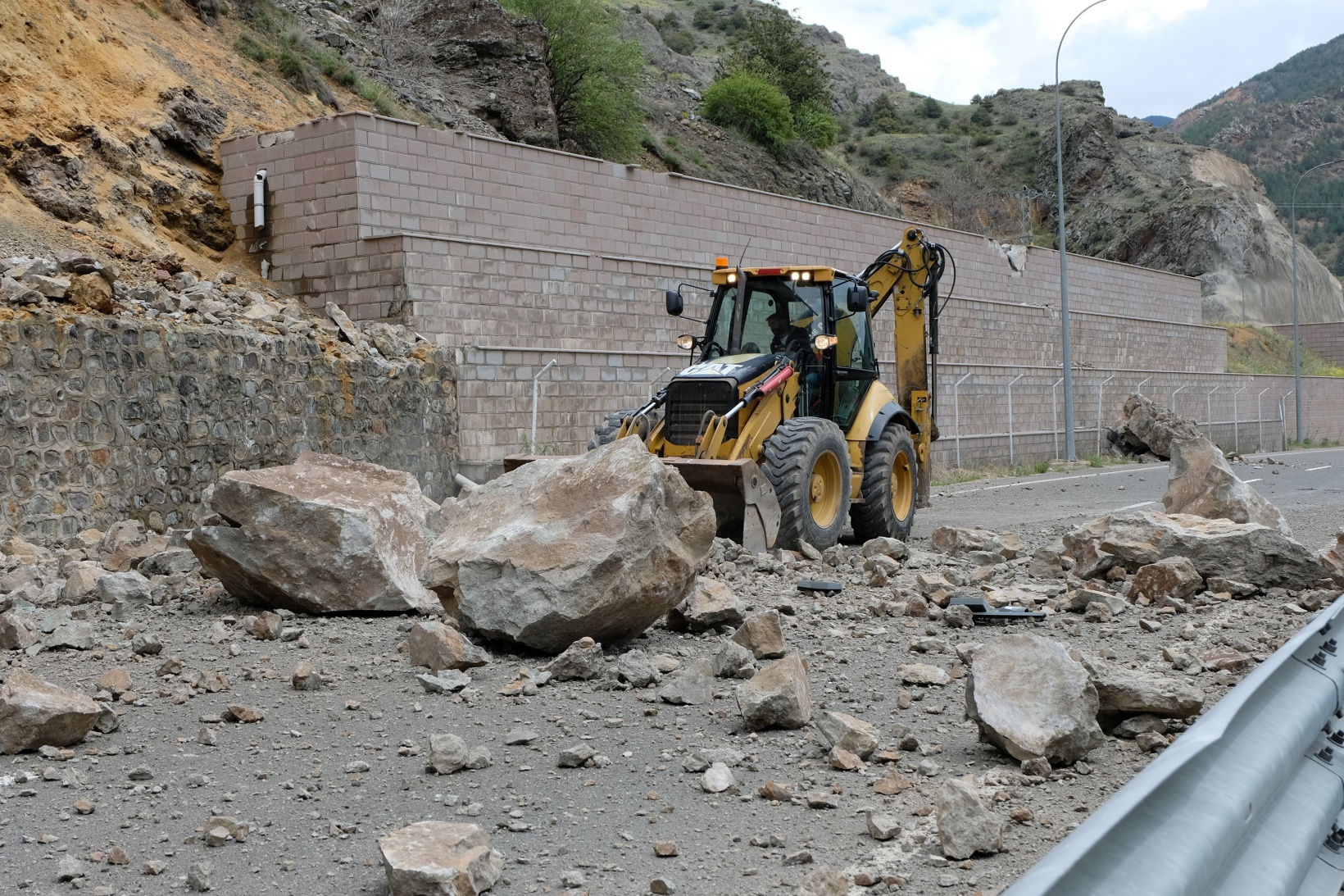 Dev kayalar karayolunu ulaşıma kapattı 2