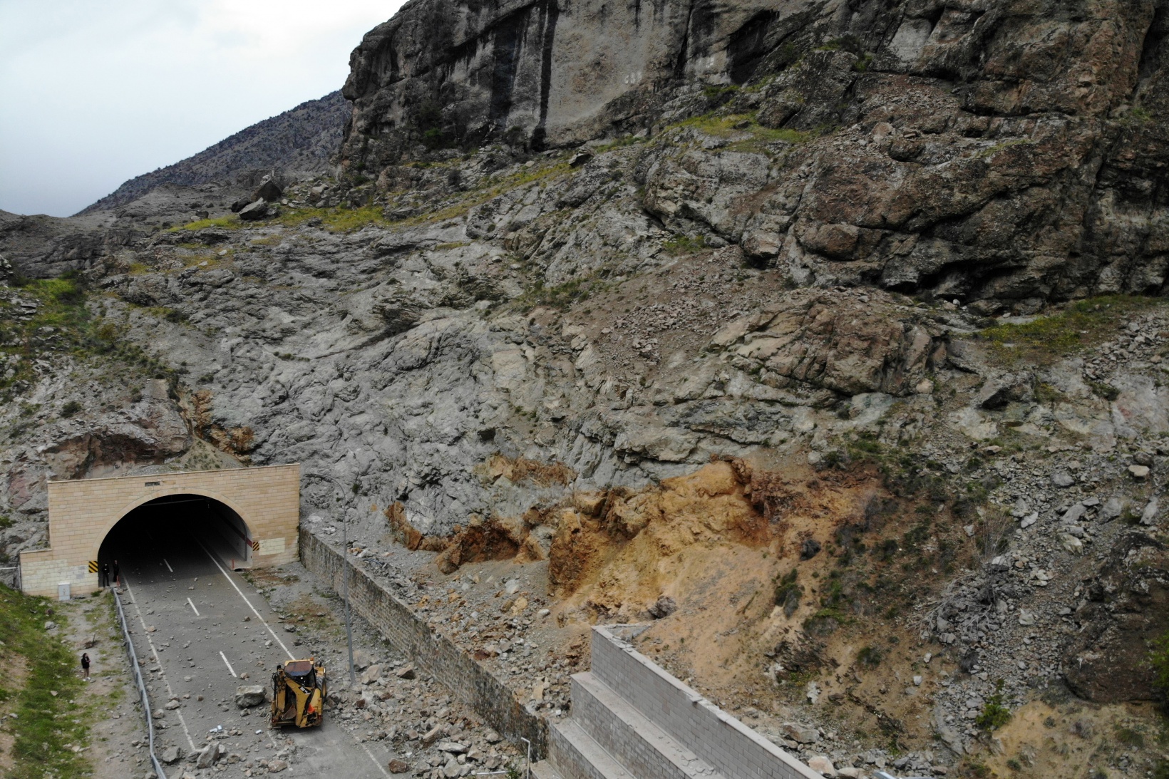 Dev kayalar karayolunu ulaşıma kapattı 9
