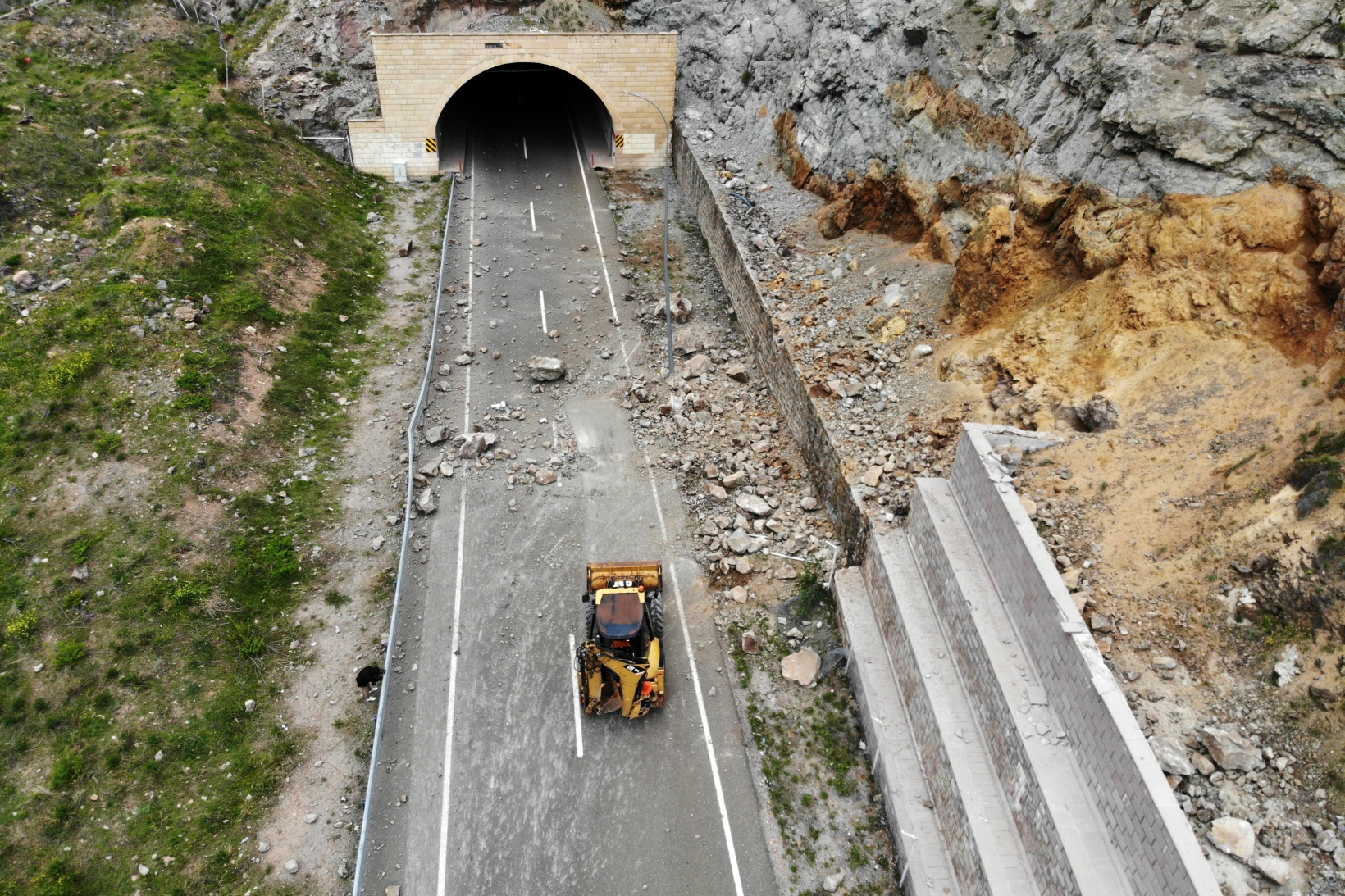 Dev kayalar karayolunu ulaşıma kapattı 10