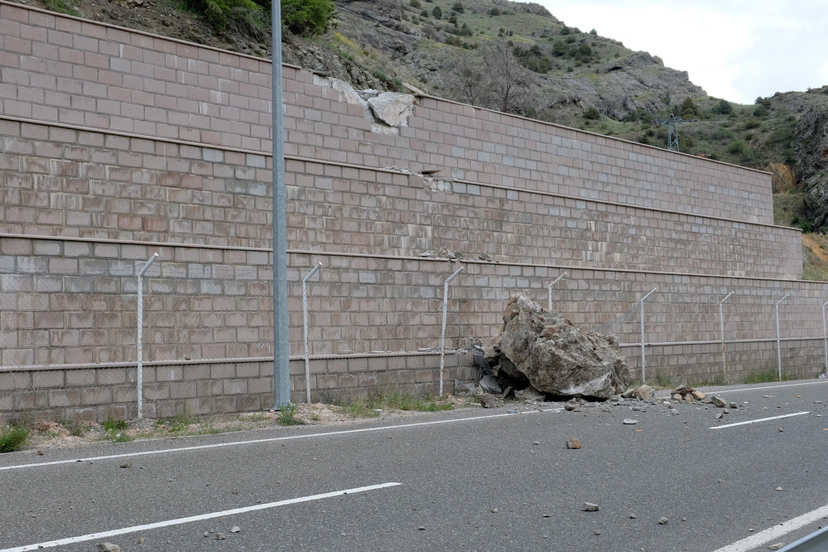 Dev kayalar karayolunu ulaşıma kapattı 8