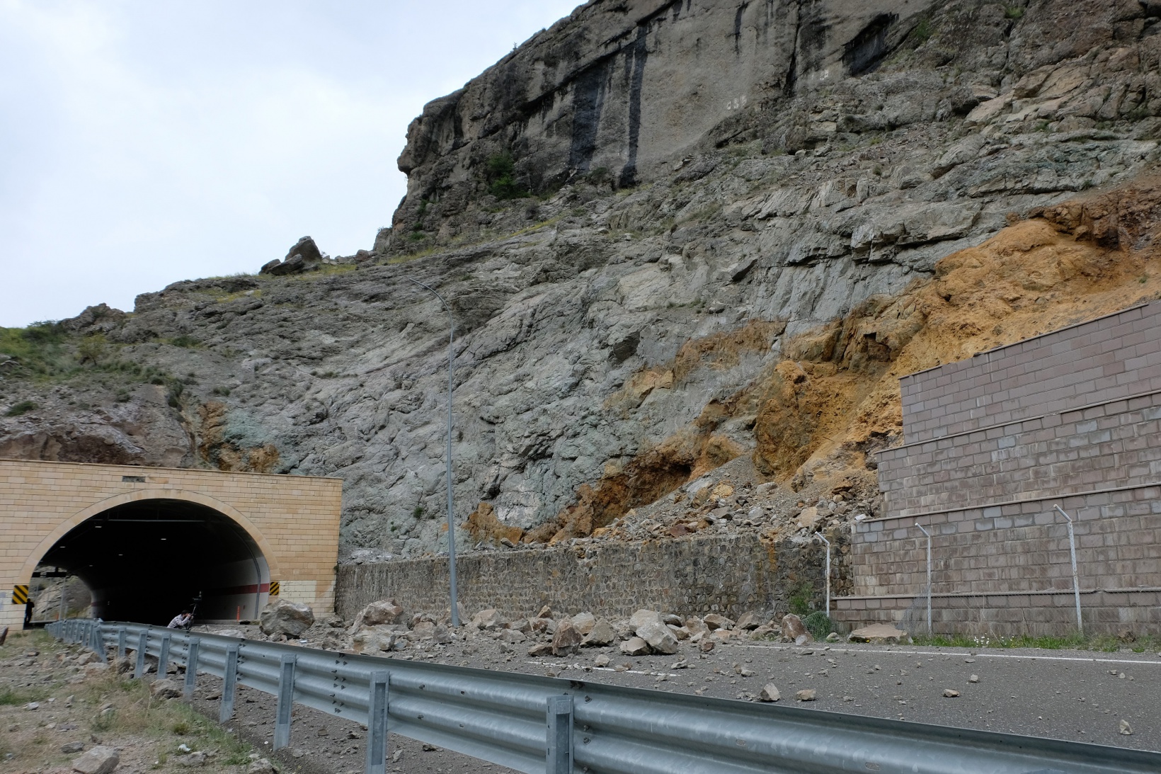 Dev kayalar karayolunu ulaşıma kapattı 7