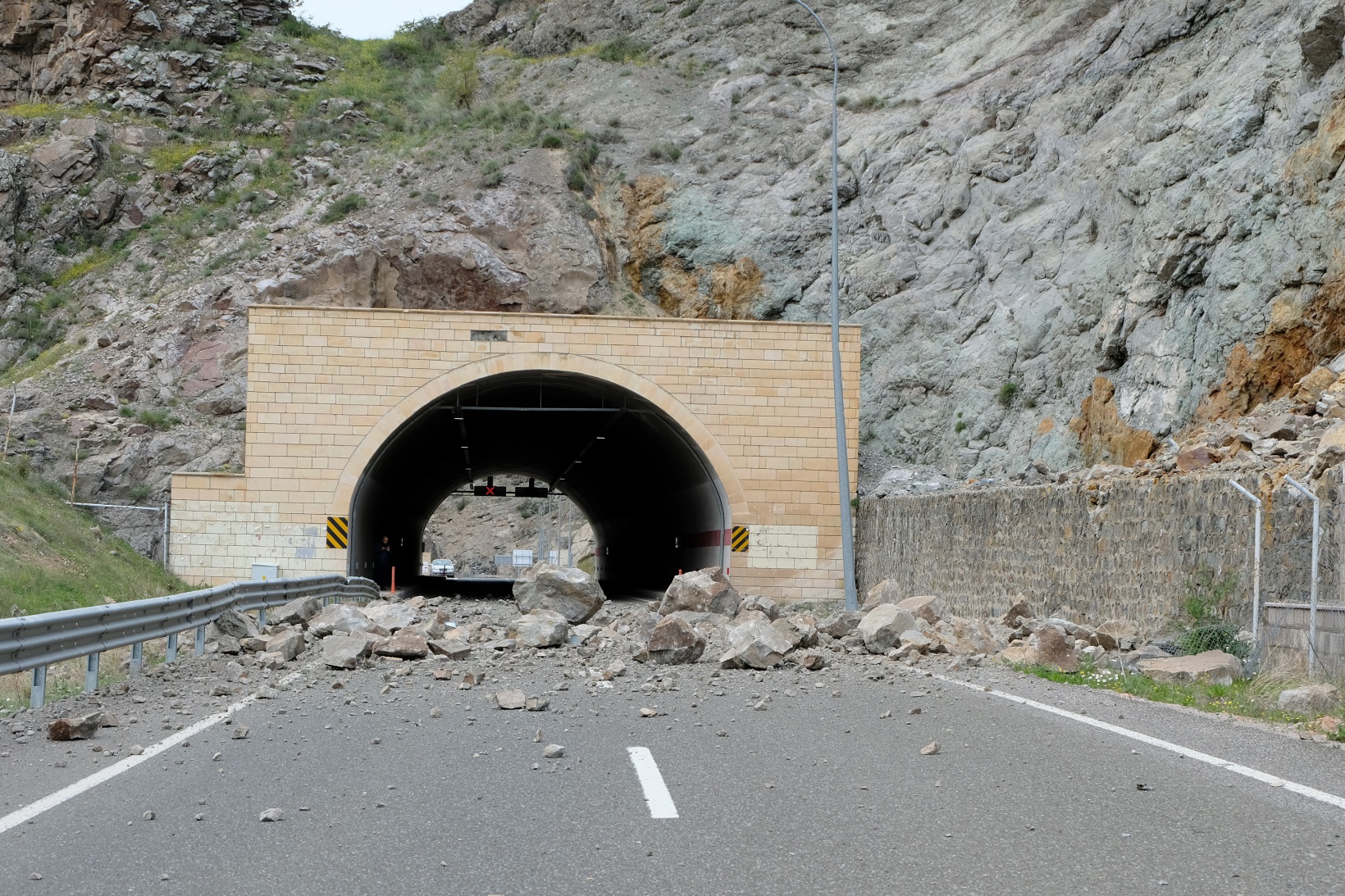 Dev kayalar karayolunu ulaşıma kapattı 6