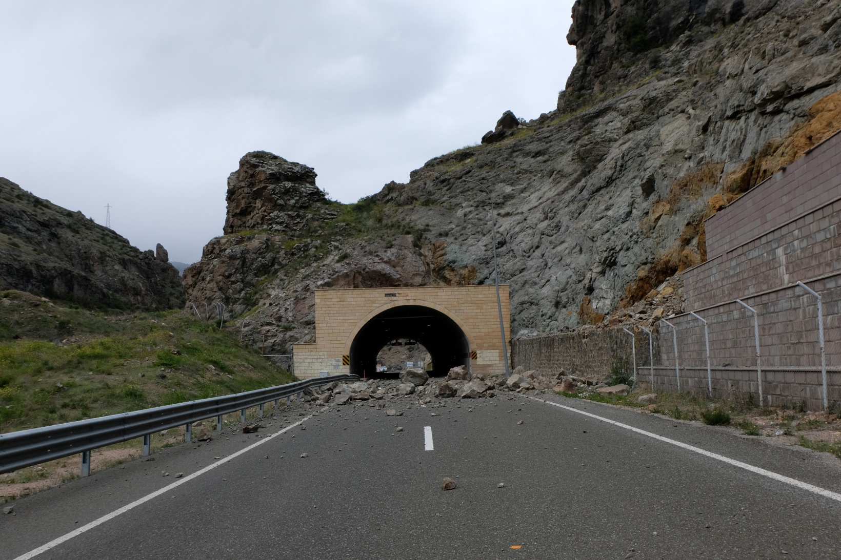 Dev kayalar karayolunu ulaşıma kapattı 5