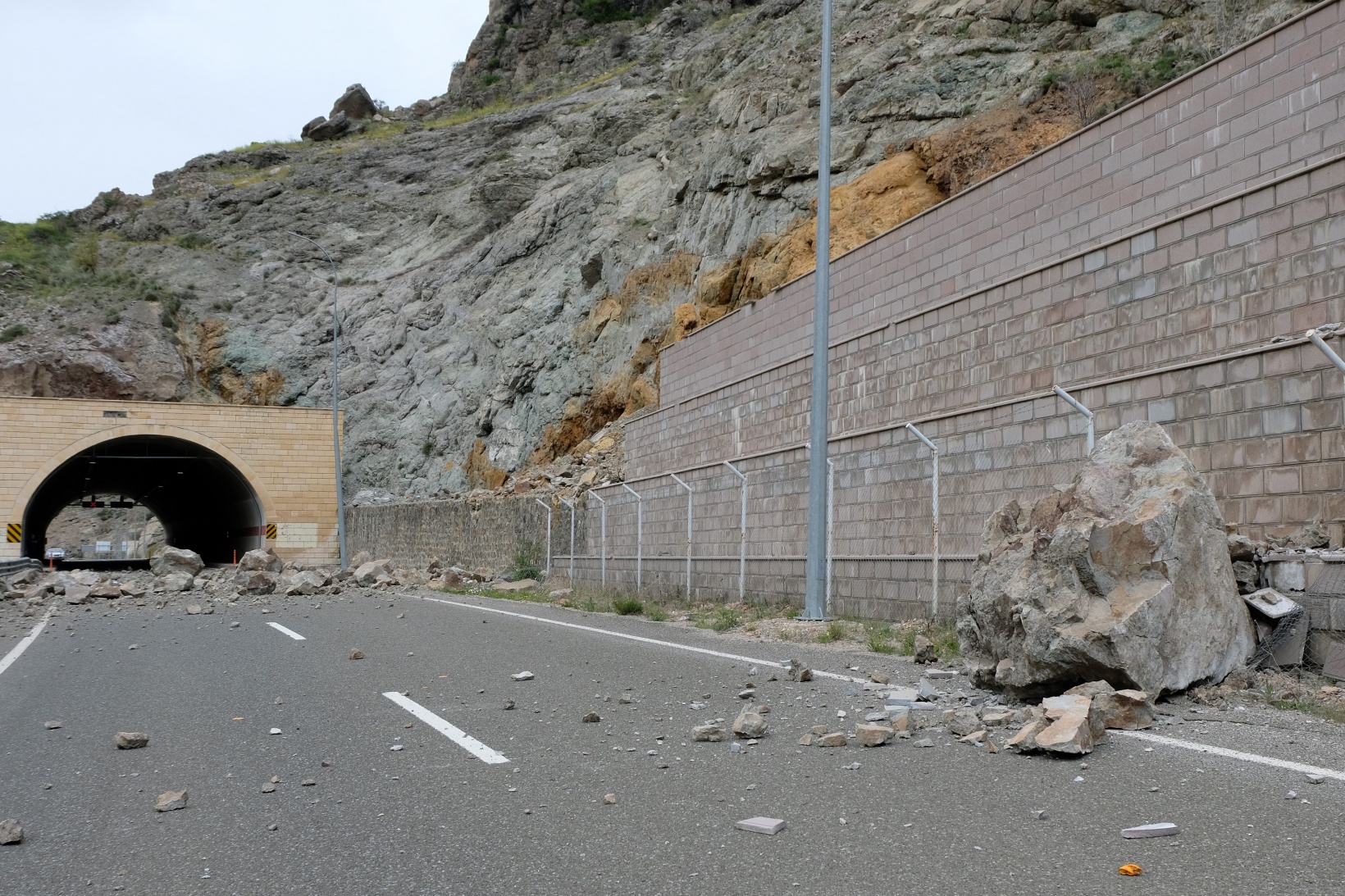 Dev kayalar karayolunu ulaşıma kapattı 3