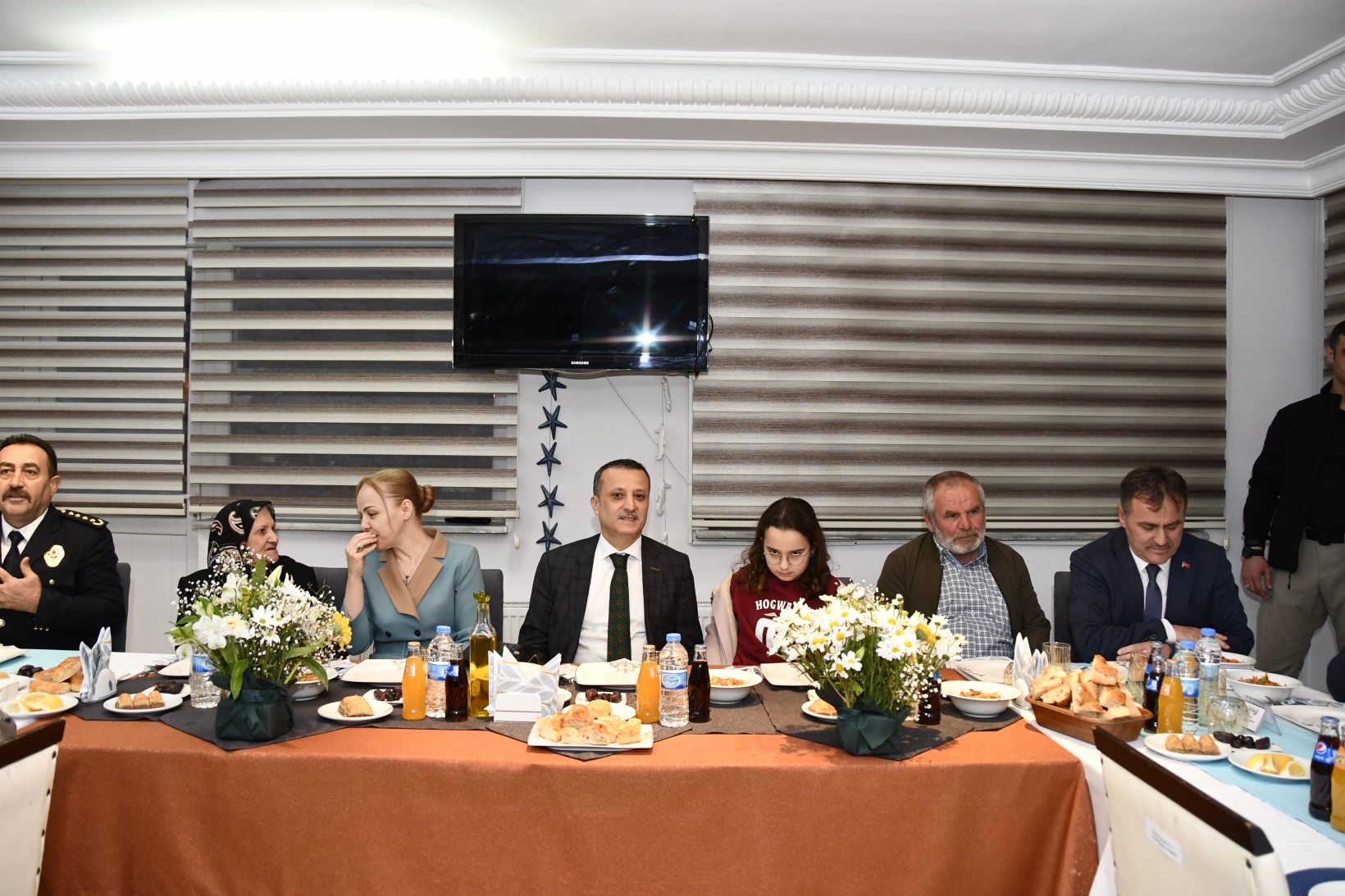 Vali Taşbilek şehit aileleri, gaziler ve yakınları ile iftarda bir araya geldi   4