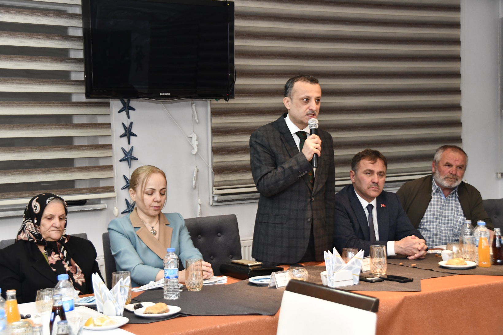 Vali Taşbilek şehit aileleri, gaziler ve yakınları ile iftarda bir araya geldi   3