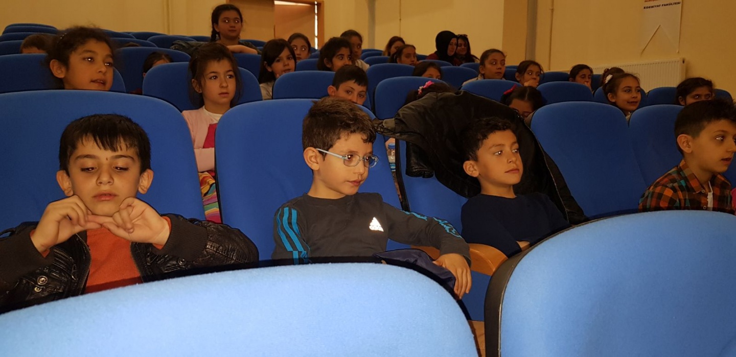 Öğrenciler kitapların büyülü dünyasında 4