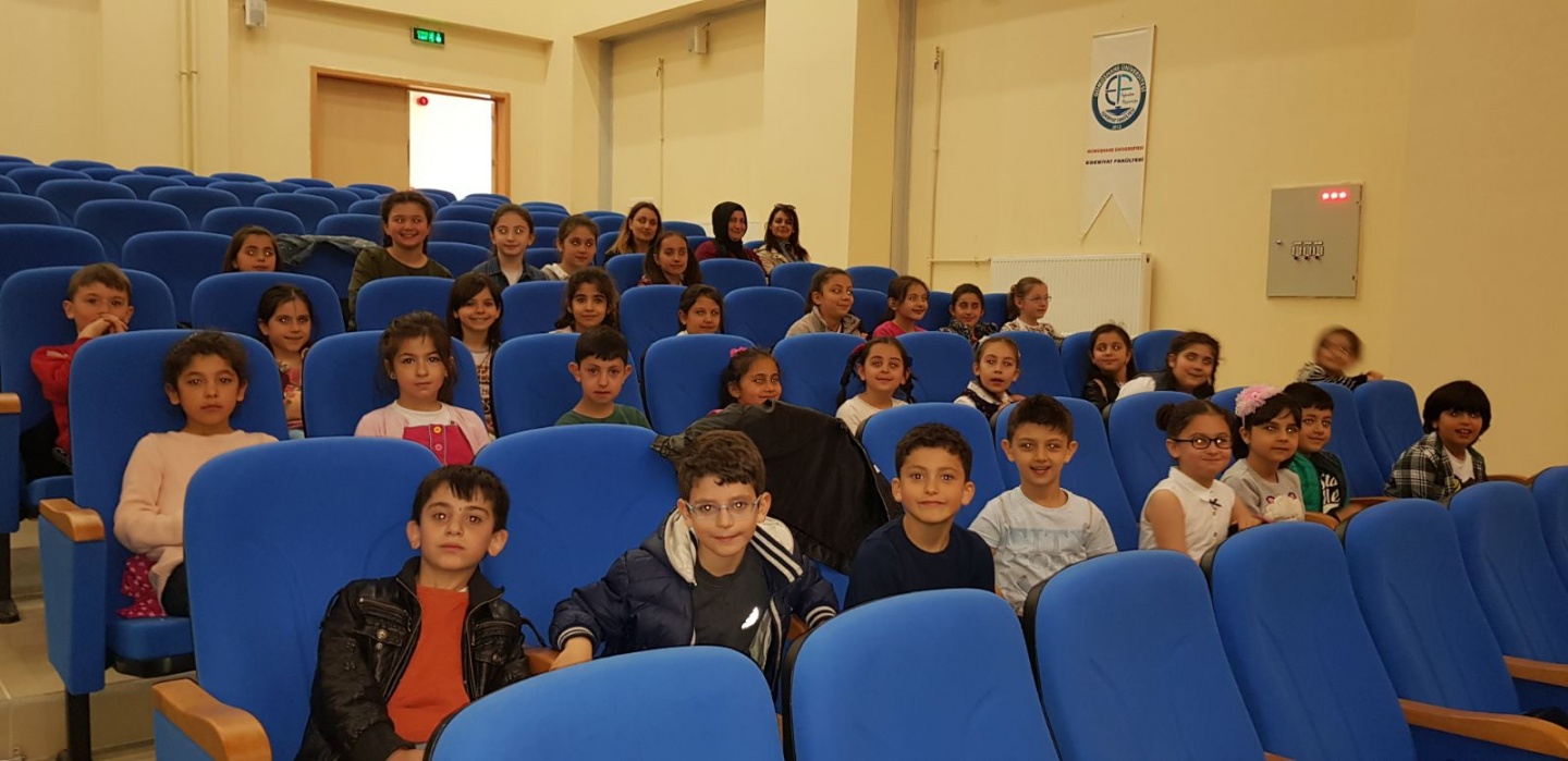 Öğrenciler kitapların büyülü dünyasında 5