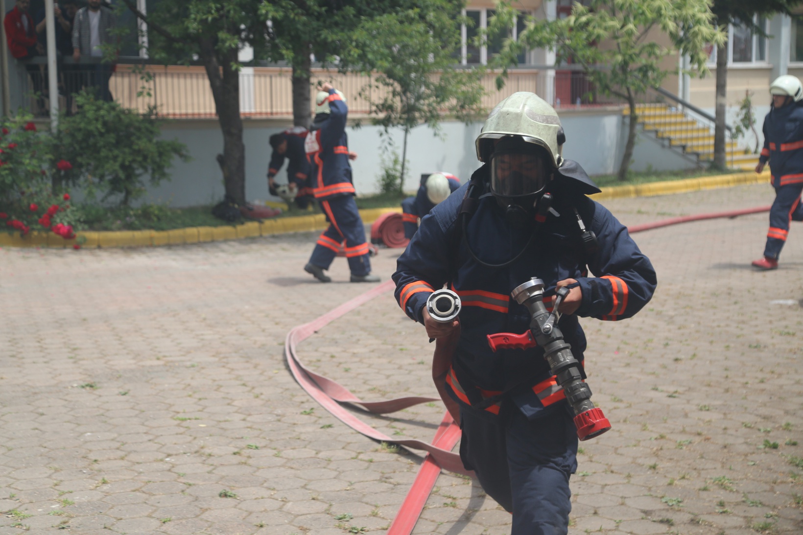 Gerçeği aratmayan eğitimlerle itfaiyeci olmak için yarışıyorlar 1