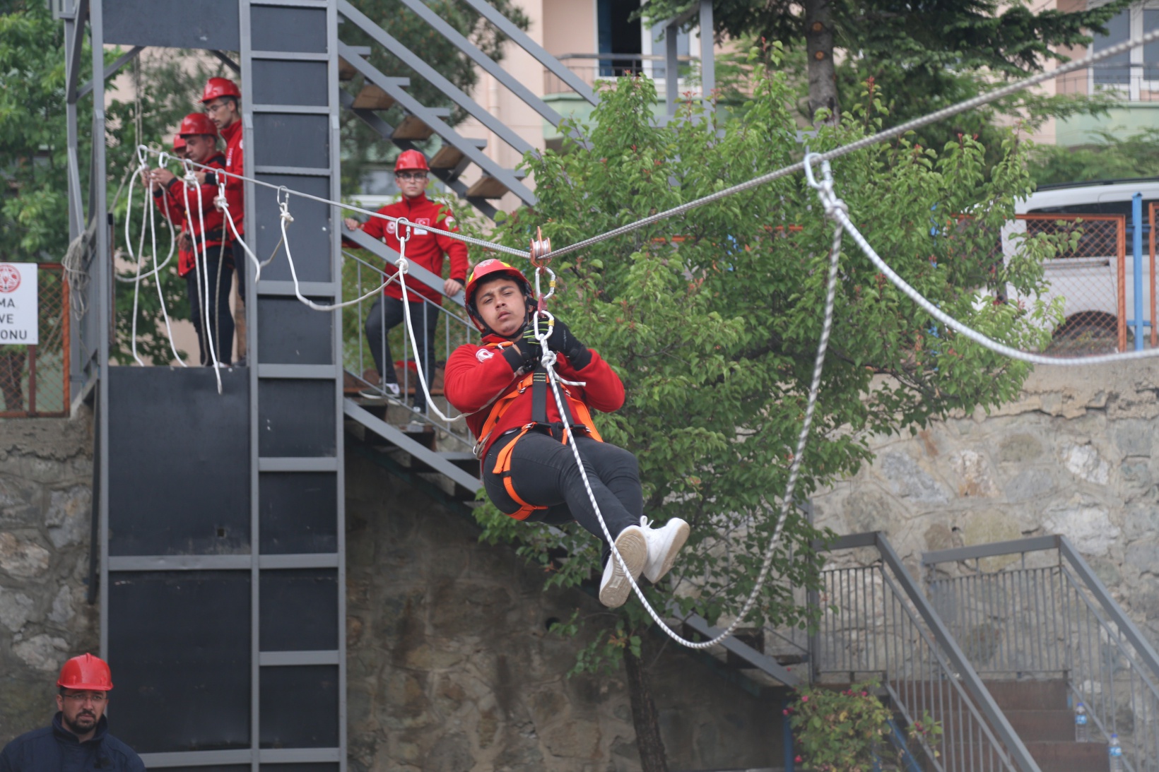 Gerçeği aratmayan eğitimlerle itfaiyeci olmak için yarışıyorlar 8
