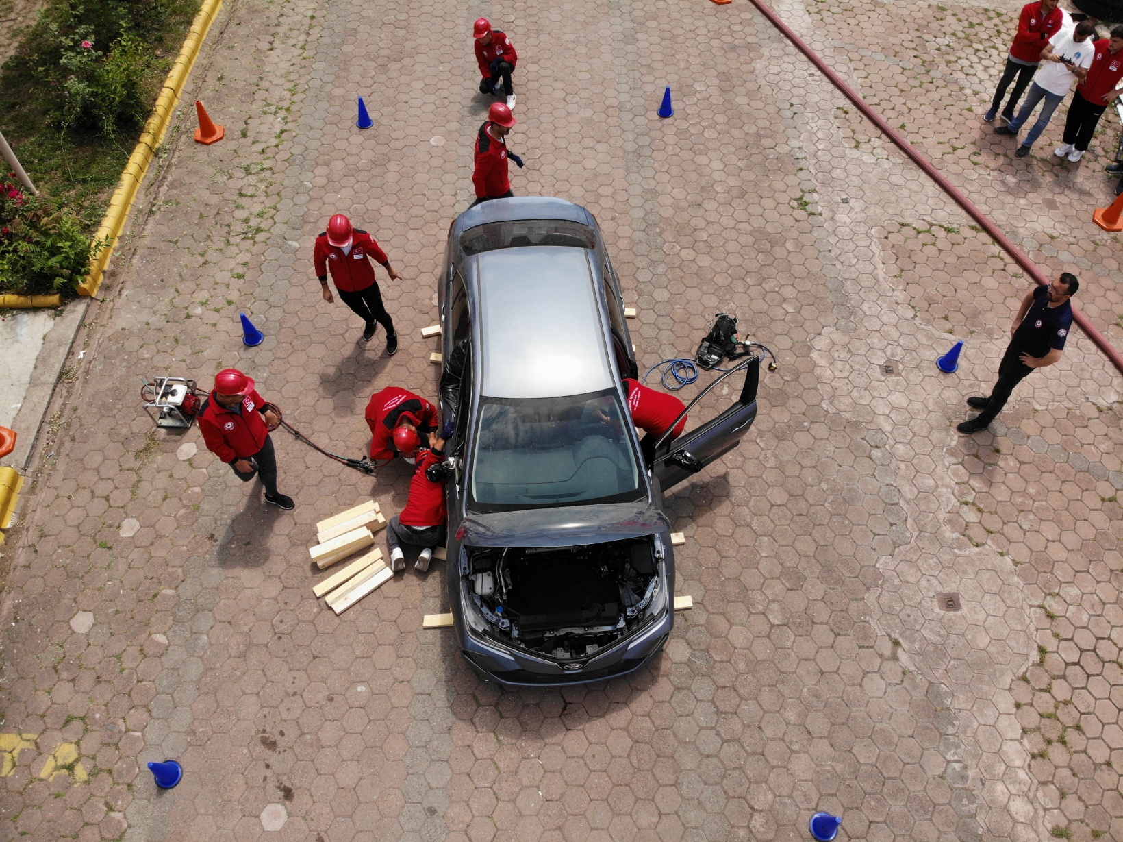 Gerçeği aratmayan eğitimlerle itfaiyeci olmak için yarışıyorlar 4