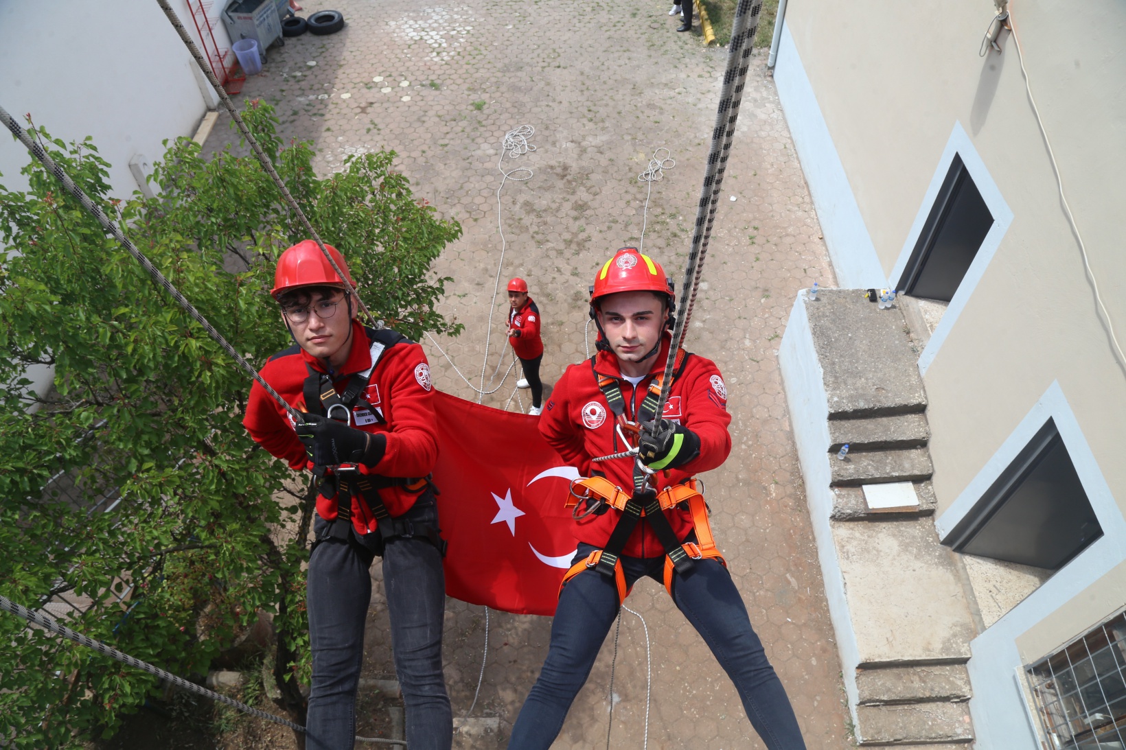 Gerçeği aratmayan eğitimlerle itfaiyeci olmak için yarışıyorlar 11