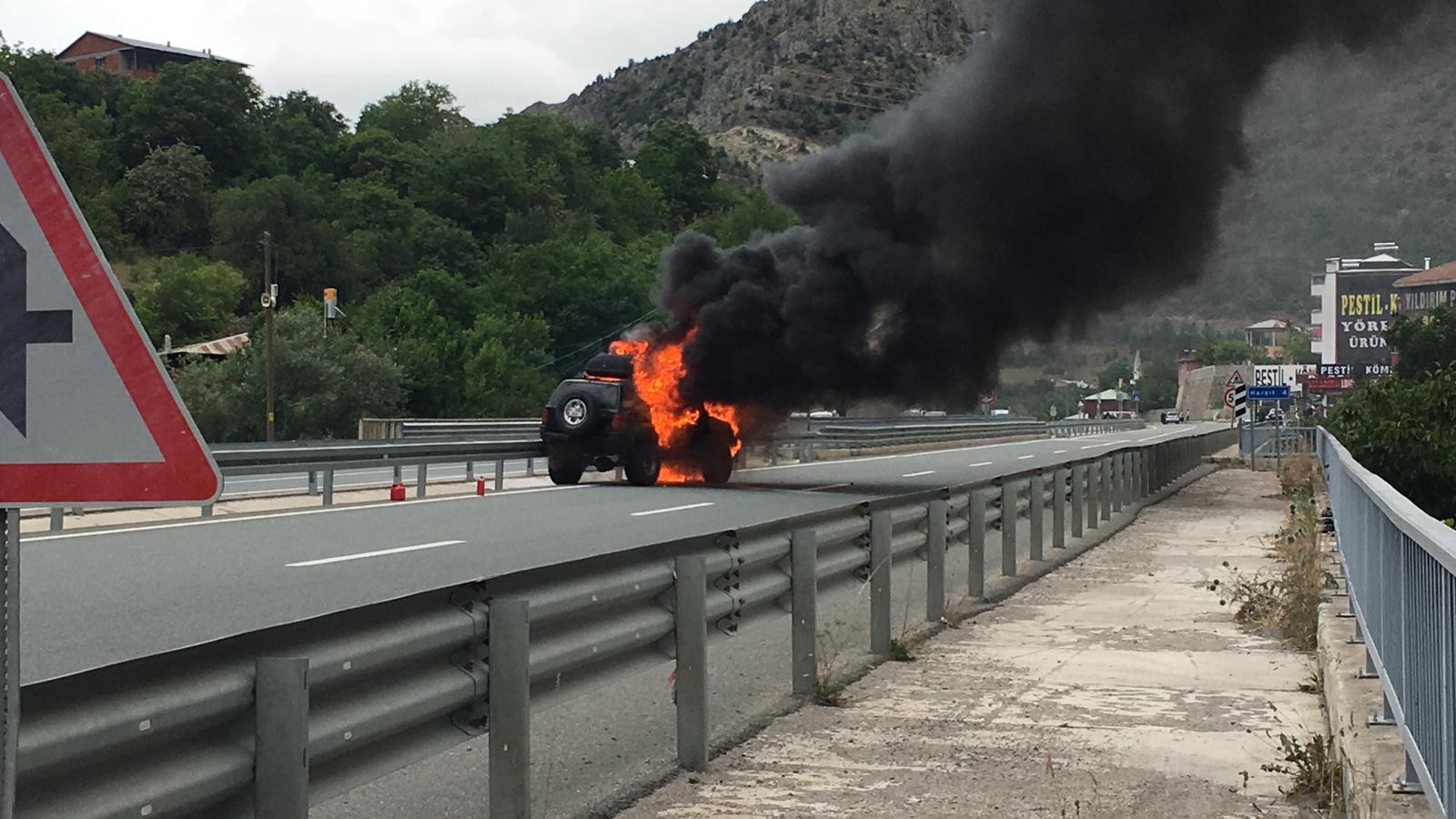 Gümüşhane’de seyir halindeki cip alev alev yandı 5