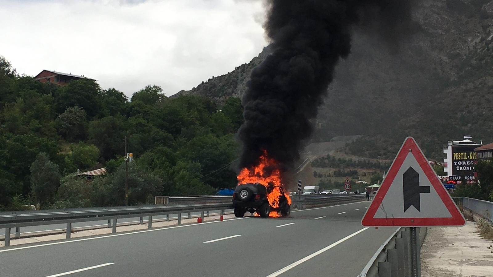 Gümüşhane’de seyir halindeki cip alev alev yandı 3