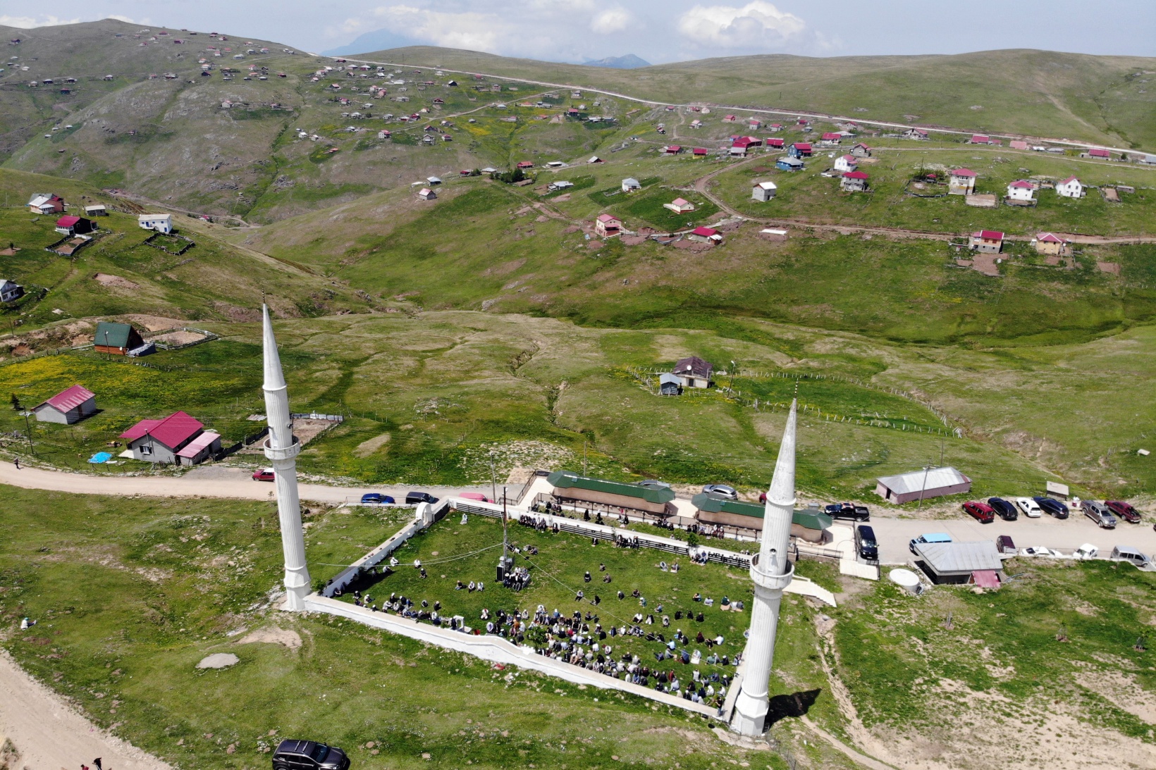 Üstü açık camide 563 yıldır çimen üzerinde Cuma namazı kılınıyor 10