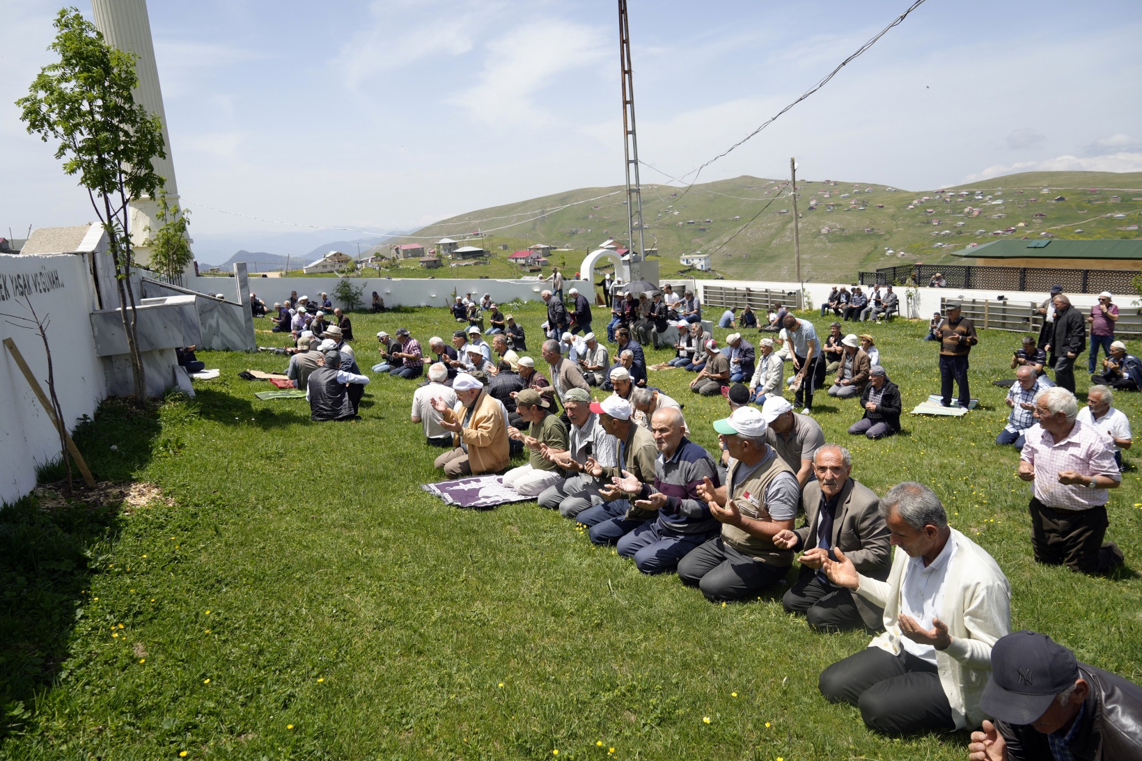 Üstü açık camide 563 yıldır çimen üzerinde Cuma namazı kılınıyor 12